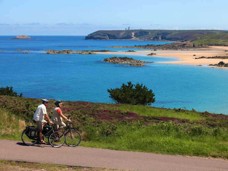 Voyageurs à vélo en direction du Cap Frehel