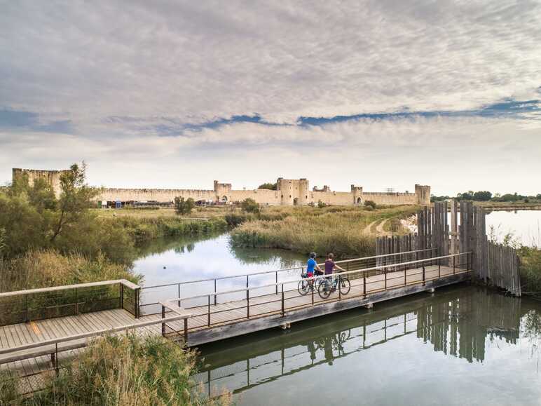 Arrivée sur Aigues-Mortes à vélo