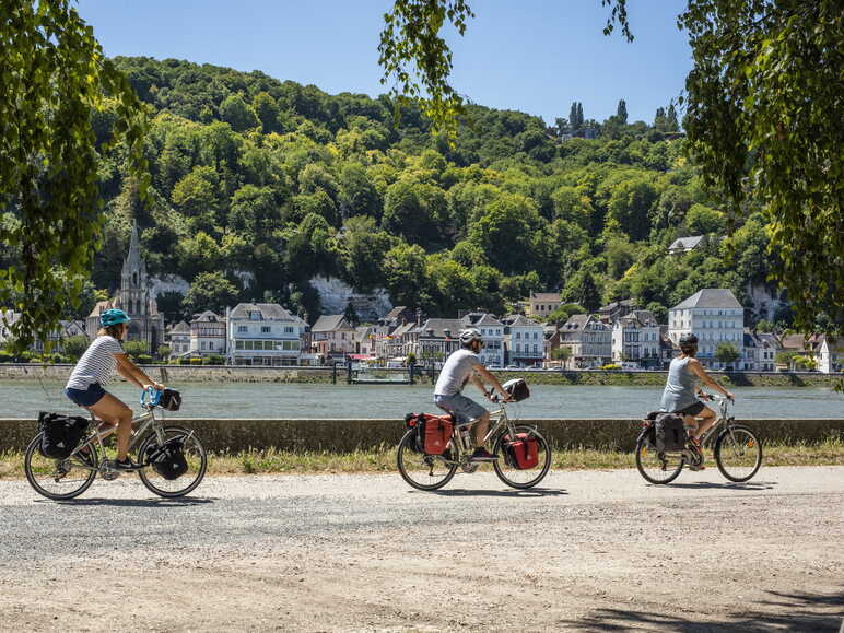 Arrivée au bac de La Bouille sur la voie verte de La Seine à Vélo entre Rouen et Sahurs